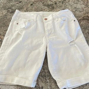Old Navy white Bermuda Shorts-Size 4